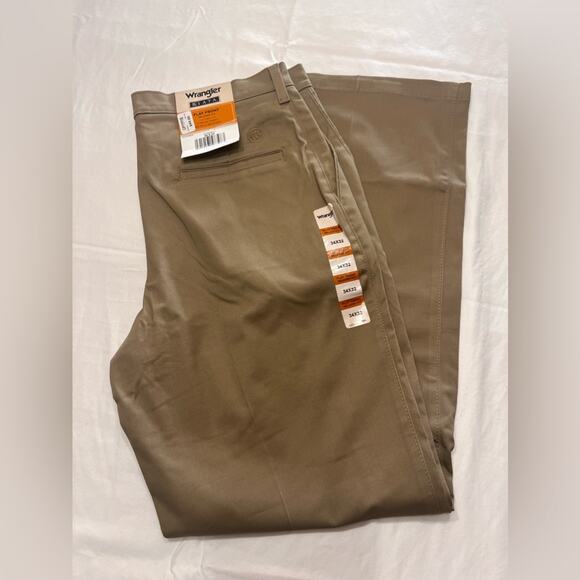 Men’s New Wrangler Riata Khakis pants - Picture 1 of 7
